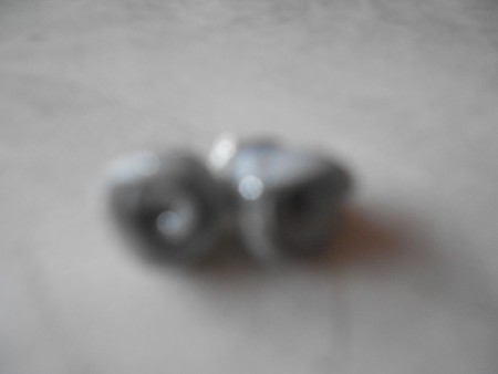 De grijze blinker kleine oorringen van Fimo (sorry voor de wazige foto)