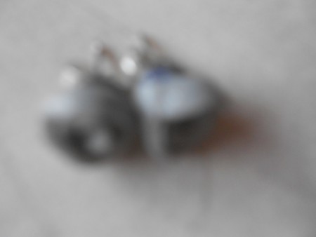 De grijze blinker kleine oorringen van Fimo (sorry voor de wazige foto)