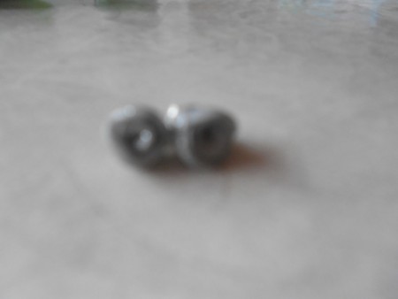 De grijze blinker kleine oorringen van Fimo (sorry voor de wazige foto)